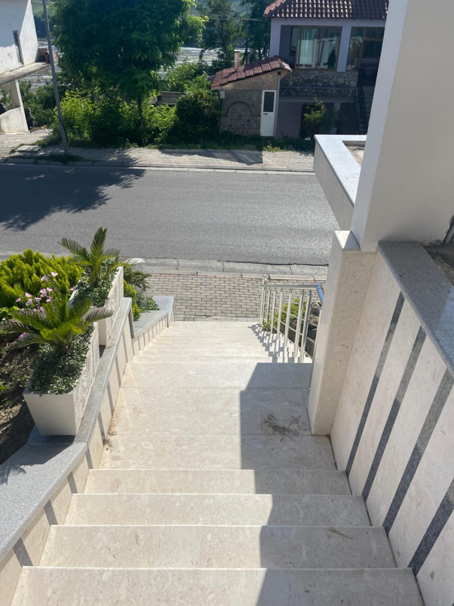 Hotel Latifi Gramsh エクステリア 写真