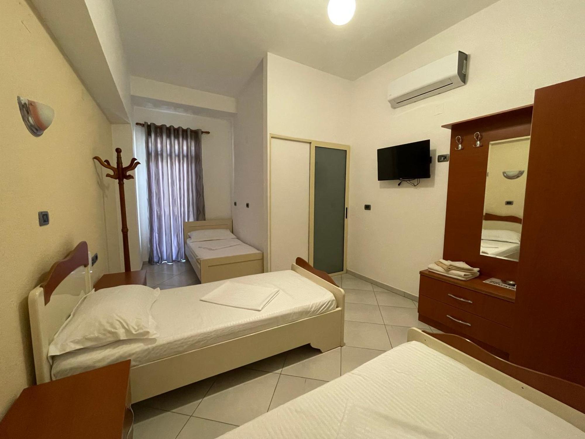Hotel Latifi Gramsh エクステリア 写真
