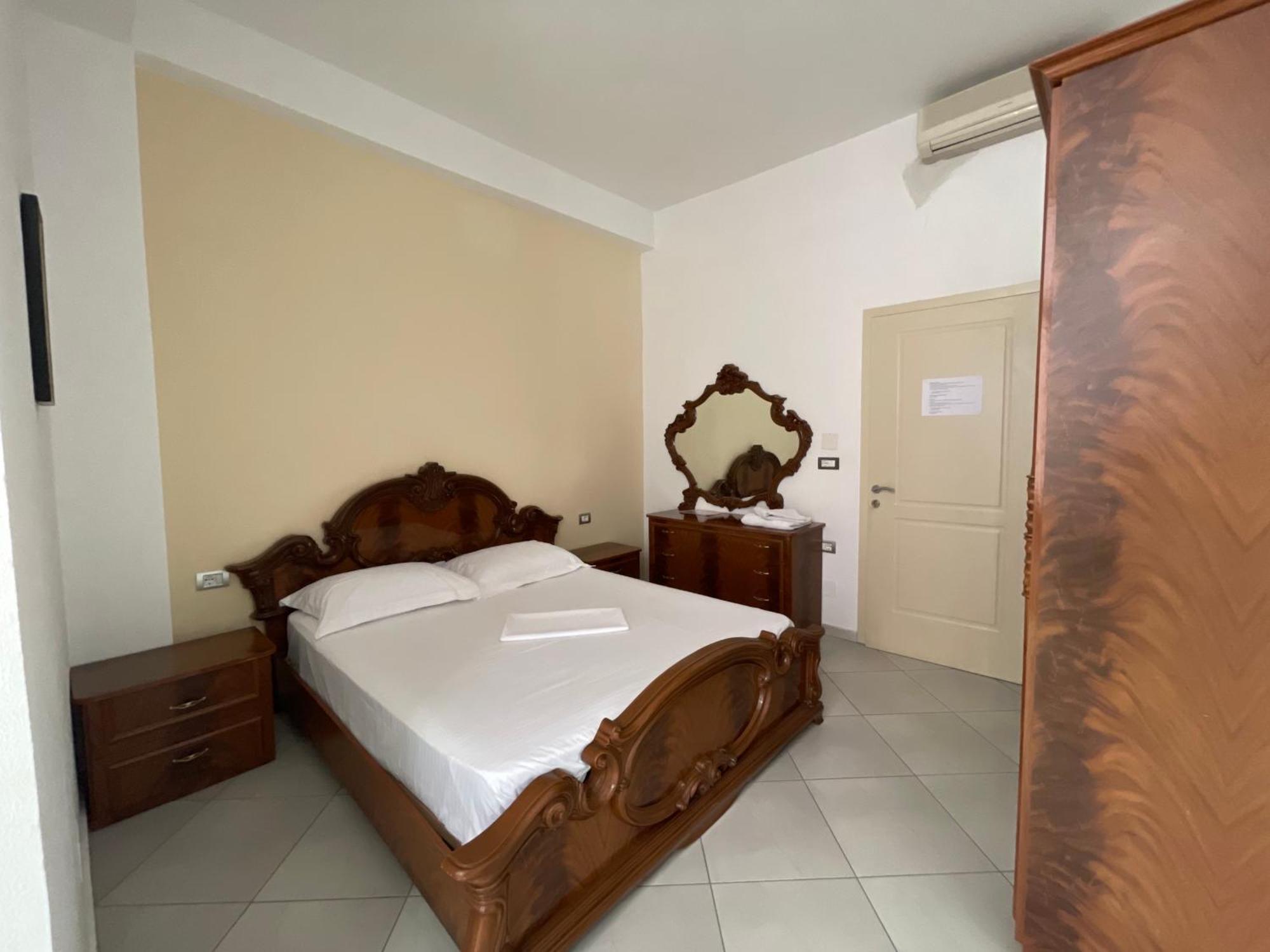 Hotel Latifi Gramsh エクステリア 写真
