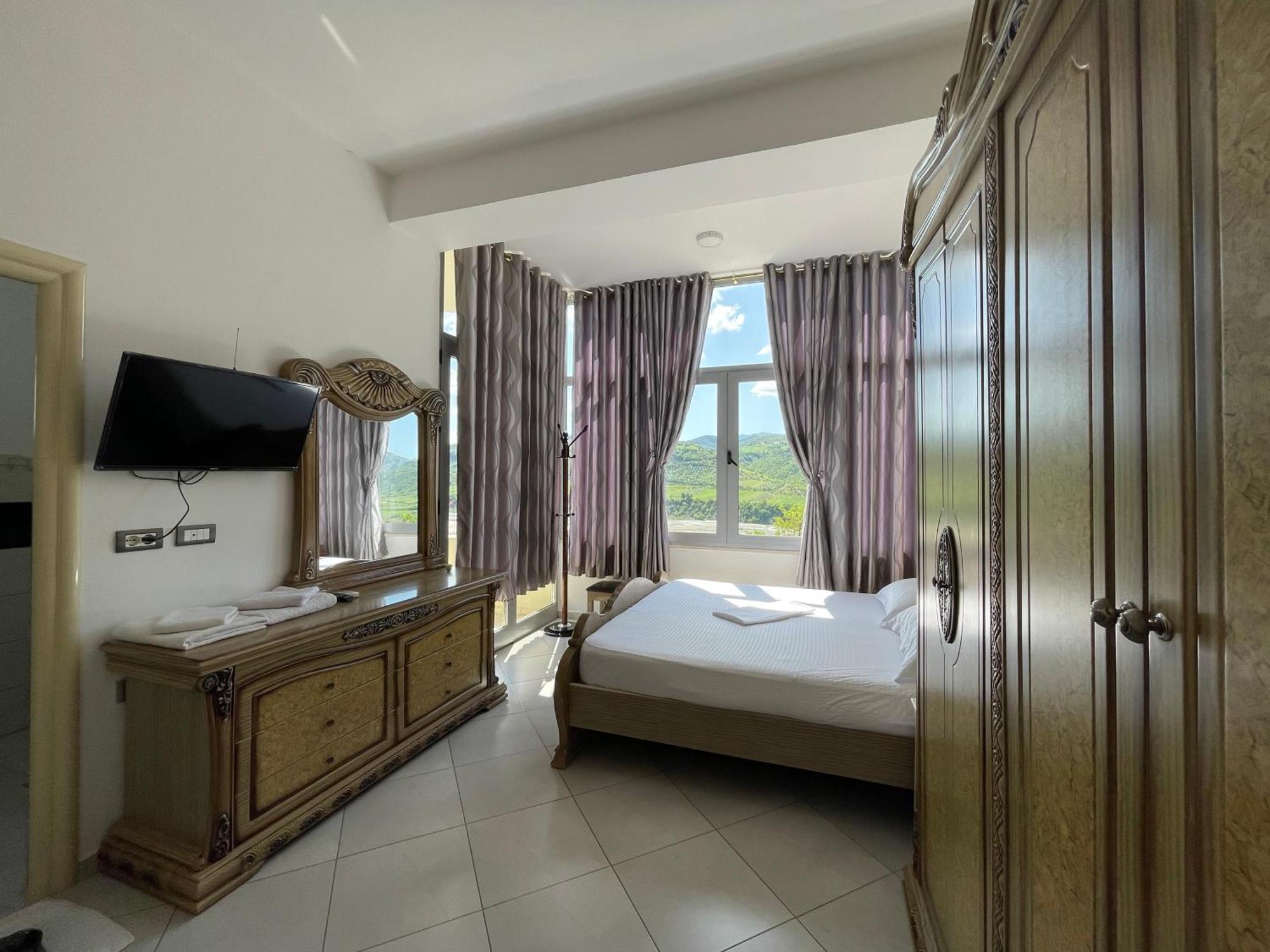 Hotel Latifi Gramsh エクステリア 写真