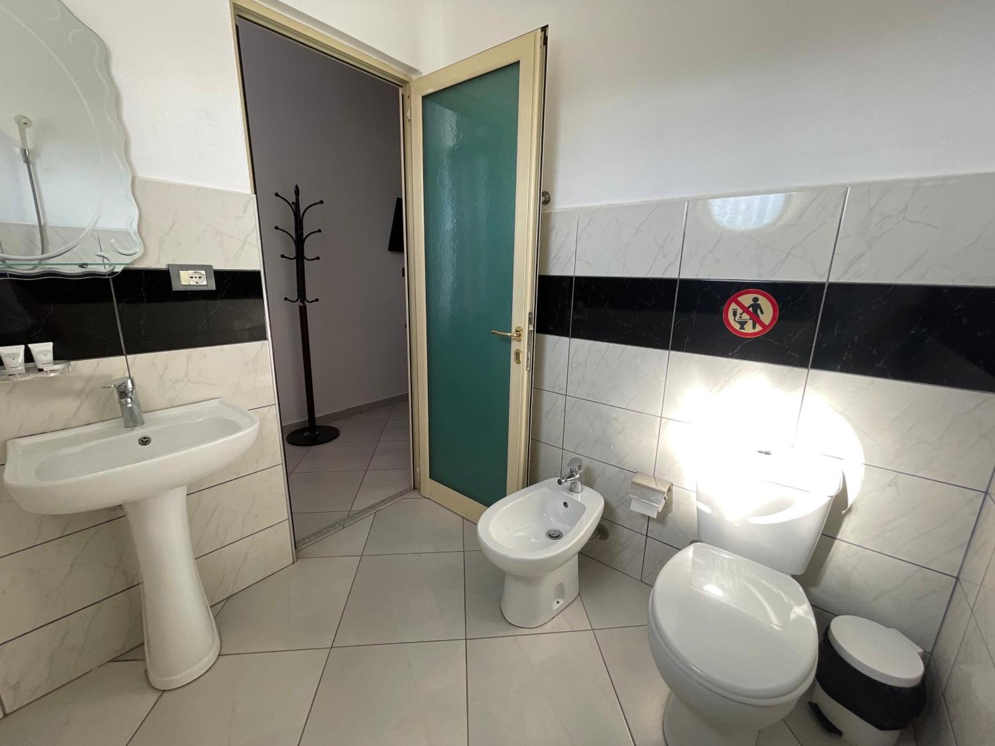 Hotel Latifi Gramsh エクステリア 写真
