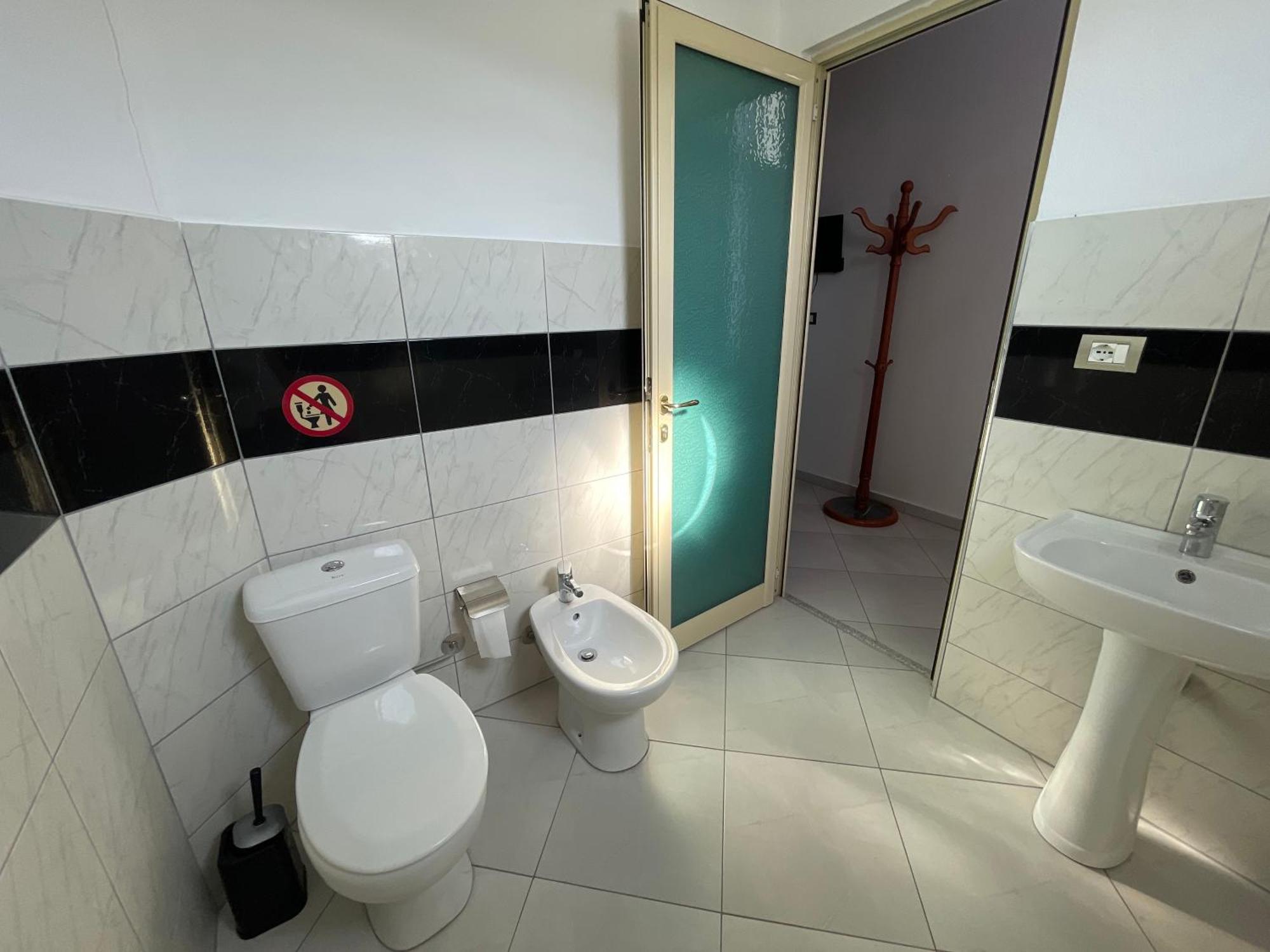 Hotel Latifi Gramsh エクステリア 写真