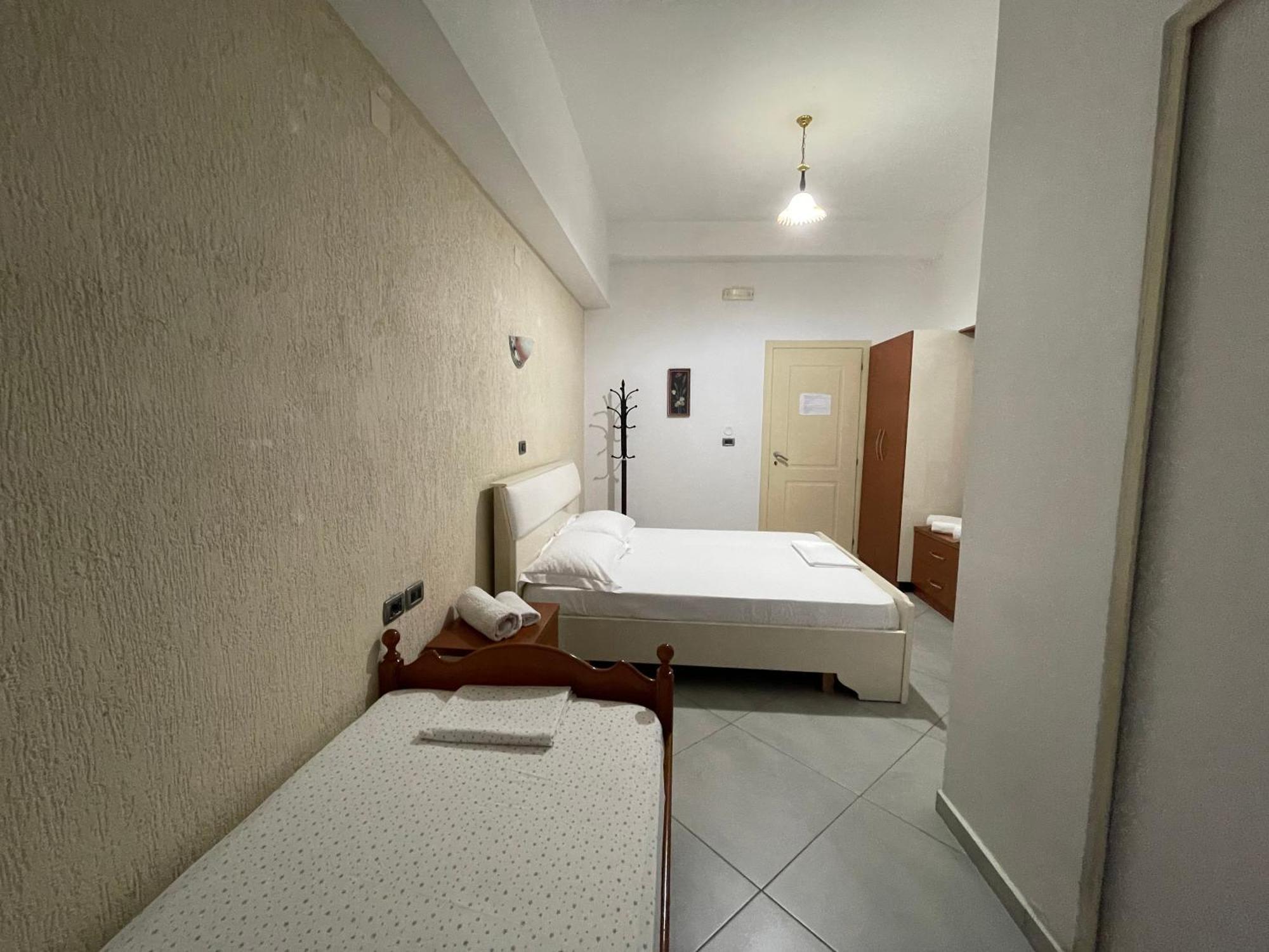 Hotel Latifi Gramsh エクステリア 写真