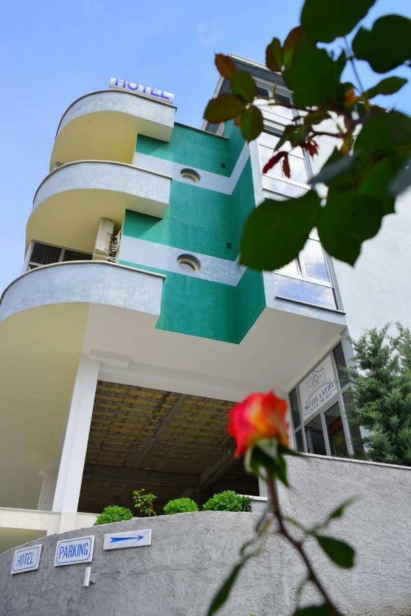 Hotel Latifi Gramsh エクステリア 写真